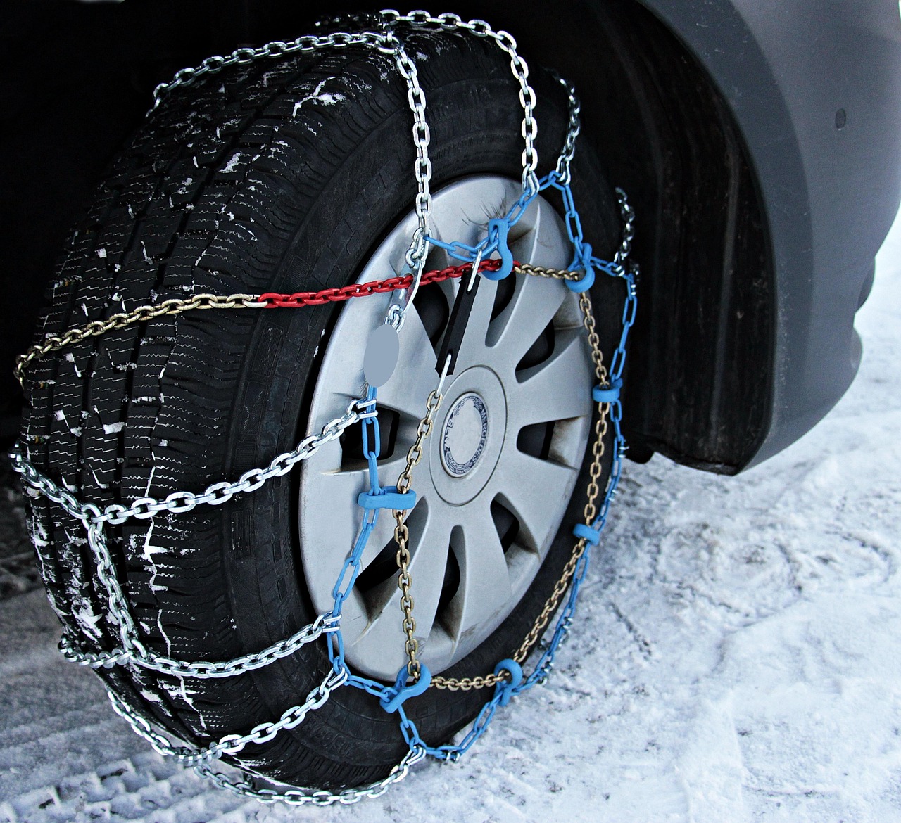 snow chains, winter, snow, wintry, snowy, automobile, road, winter tires, chain links, nature, security, chain, iron, metal, car tire, tire, wheel, danger of slipperiness, snowed in, vehicle, locomotion
